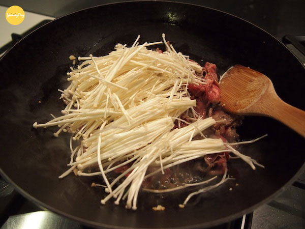 RECETTE DU BŒUF SAUTÉ AUX CHAMPIGNONS ENOKI